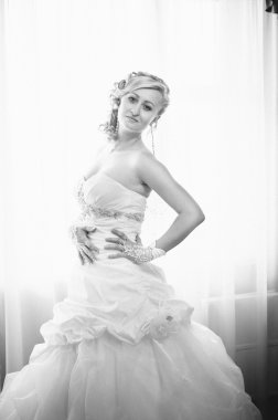 Gelin hazırlanıyor. güzel gelin beyaz düğün elbise parlak makyaj ve saç modeli ile. Damat için bekleyen mutlu seksi kız. Gelin elbiseli romantik Bayan var düğün için son hazırlık ve sunuş.