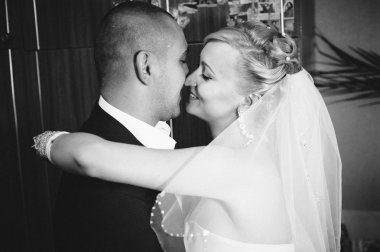 Mutlu genç gelin ve damat onların düğün günü. Evlilik çift - yeni aile. gelinlik. Gelin düğün buket çiçek