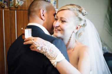 Mutlu genç gelin ve damat onların düğün günü. Evlilik çift - yeni aile. gelinlik. Gelin düğün buket çiçek