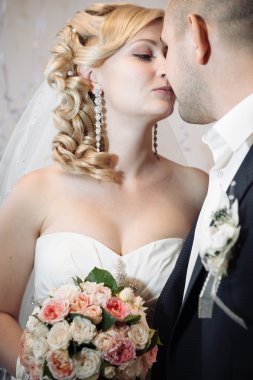 Mutlu genç gelin ve damat onların düğün günü. Evlilik çift - yeni aile. gelinlik. Gelin düğün buket çiçek