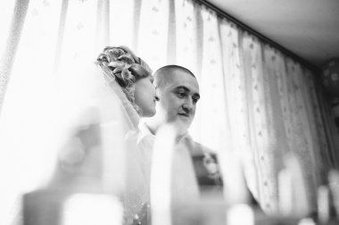 Mutlu genç gelin ve damat onların düğün günü. Evlilik çift - yeni aile. gelinlik. Gelin düğün buket çiçek