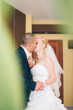 Mutlu genç gelin ve damat onların düğün günü. Evlilik çift - yeni aile. gelinlik. Gelin düğün buket çiçek