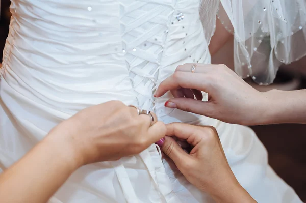 Νύφη ετοιμάζεται. όμορφη νύφη σε άσπρο γαμήλιο φόρεμα με χτένισμα και φωτεινό μακιγιάζ. Ευτυχισμένος σέξι κορίτσι σας περιμένουν για γαμπρό. Ρομαντική κυρία στο νυφικό φόρεμα έχουν τελική προετοιμασία για το γάμο. — Φωτογραφία Αρχείου
