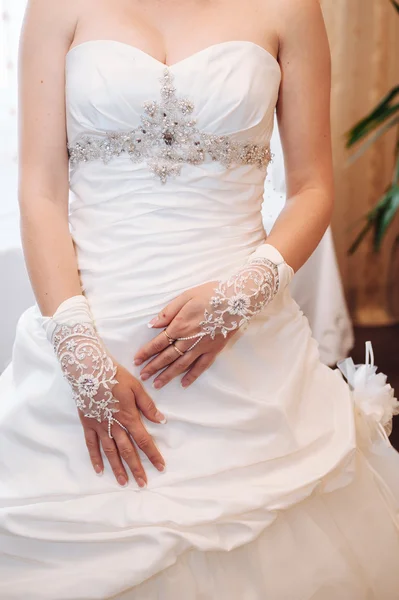 La sposa si prepara. bella sposa in abito da sposa bianco con acconciatura e trucco luminoso. Felice ragazza sexy in attesa di sposo. Romantica signora in abito da sposa hanno preparazione finale per il matrimonio . — Foto Stock