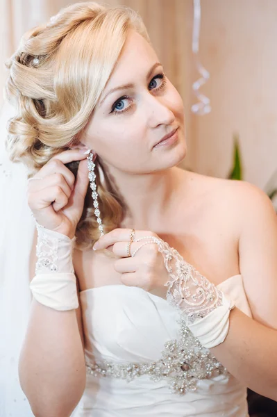 Novia preparándose. hermosa novia en vestido de novia blanco con peinado y maquillaje brillante. Feliz chica sexy esperando al novio. Señora romántica en vestido de novia tienen la preparación final para la boda . — Foto de Stock