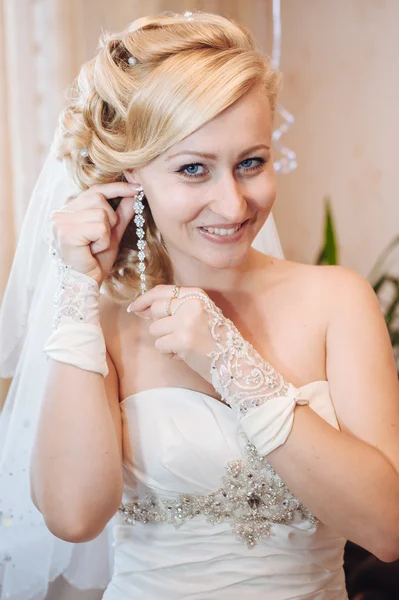 Bride getting ready. beautiful bride in white wedding dress with hairstyle and bright makeup. Happy sexy girl waiting for groom. Romantic lady in bridal dress have final preparation for wedding. — Stock Photo, Image