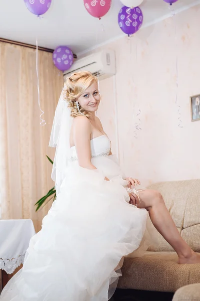 La sposa si prepara. bella sposa in abito da sposa bianco con acconciatura e trucco luminoso. Felice ragazza sexy in attesa di sposo. Romantica signora in abito da sposa hanno preparazione finale per il matrimonio . — Foto Stock