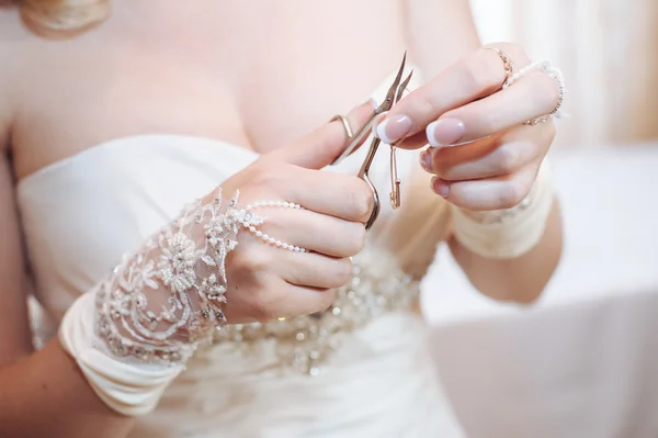 La sposa si prepara. bella sposa in abito da sposa bianco con acconciatura e trucco luminoso. Felice ragazza sexy in attesa di sposo. Romantica signora in abito da sposa hanno preparazione finale per il matrimonio . — Foto Stock