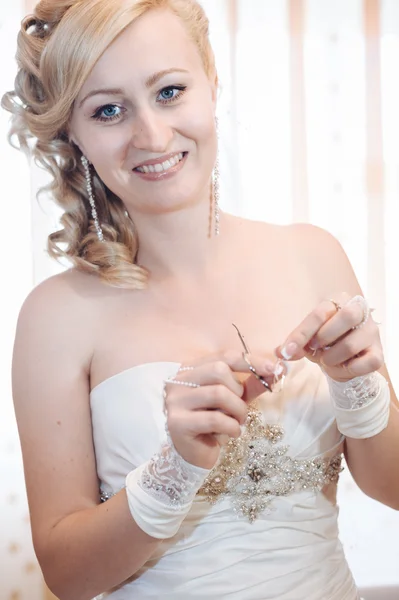 A noiva está a preparar-se. noiva bonita em vestido de noiva branco com penteado e maquiagem brilhante. Menina sexy feliz à espera de noivo. Senhora romântica em vestido de noiva tem preparação final para o casamento . — Fotografia de Stock