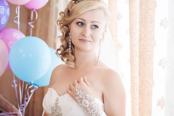 A noiva está a preparar-se. noiva bonita em vestido de noiva branco com penteado e maquiagem brilhante. Menina sexy feliz à espera de noivo. Senhora romântica em vestido de noiva tem preparação final para o casamento . — Fotografia de Stock