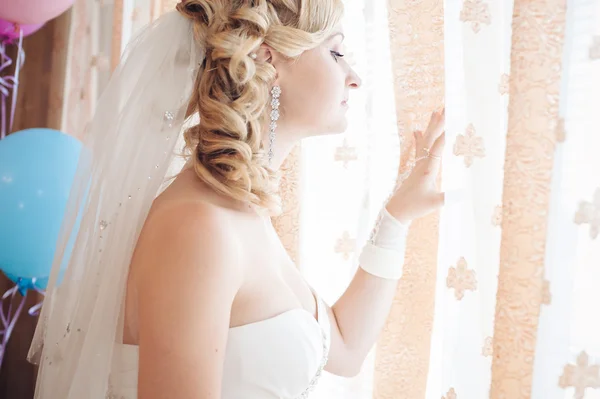 A noiva está a preparar-se. noiva bonita em vestido de noiva branco com penteado e maquiagem brilhante. Menina sexy feliz à espera de noivo. Senhora romântica em vestido de noiva tem preparação final para o casamento . — Fotografia de Stock