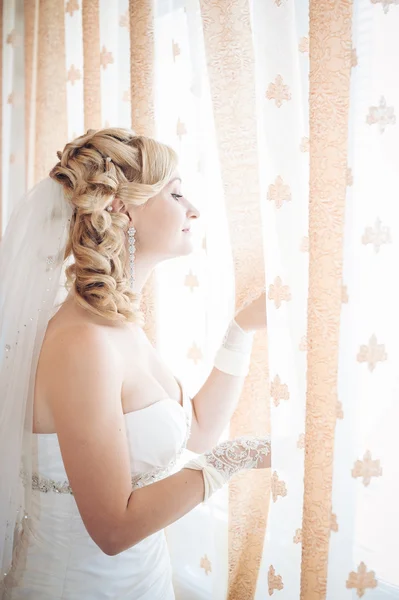 A noiva está a preparar-se. noiva bonita em vestido de noiva branco com penteado e maquiagem brilhante. Menina sexy feliz à espera de noivo. Senhora romântica em vestido de noiva tem preparação final para o casamento . — Fotografia de Stock