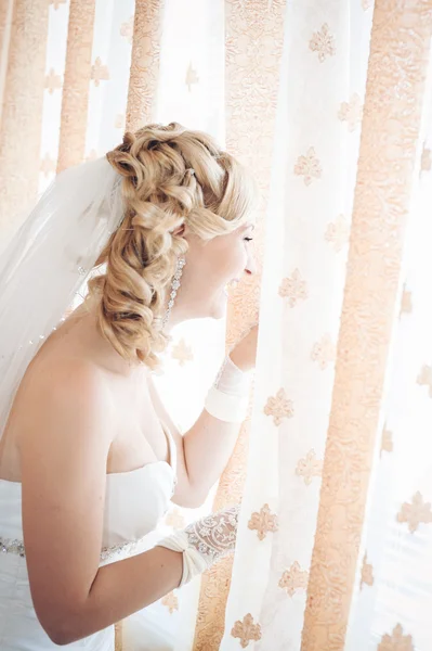 A noiva está a preparar-se. noiva bonita em vestido de noiva branco com penteado e maquiagem brilhante. Menina sexy feliz à espera de noivo. Senhora romântica em vestido de noiva tem preparação final para o casamento . — Fotografia de Stock