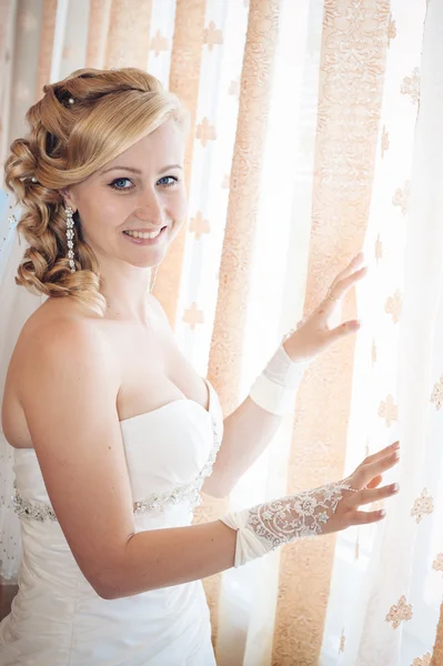 Bruden redo. vackra bruden i vit bröllop klänning med ljusa smink och frisyr. Glad sexig tjej väntar brudgummen. Romantiska dam i brudklänning har slutliga förberedelserna för bröllop. — Stockfoto