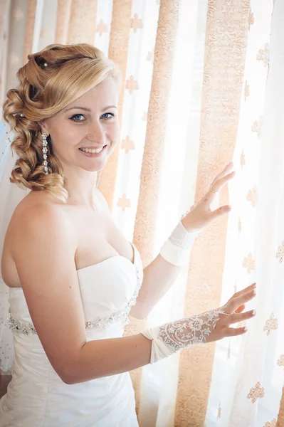 A noiva está a preparar-se. noiva bonita em vestido de noiva branco com penteado e maquiagem brilhante. Menina sexy feliz à espera de noivo. Senhora romântica em vestido de noiva tem preparação final para o casamento . — Fotografia de Stock