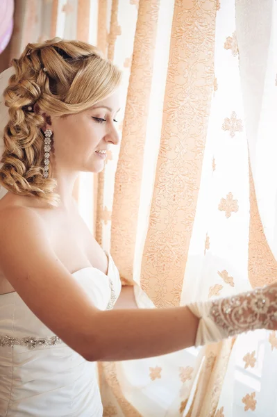 A noiva está a preparar-se. noiva bonita em vestido de noiva branco com penteado e maquiagem brilhante. Menina sexy feliz à espera de noivo. Senhora romântica em vestido de noiva tem preparação final para o casamento . — Fotografia de Stock