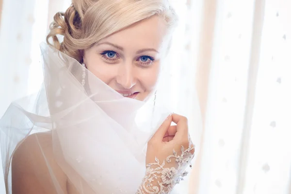 A noiva está a preparar-se. noiva bonita em vestido de noiva branco com penteado e maquiagem brilhante. Menina sexy feliz à espera de noivo. Senhora romântica em vestido de noiva tem preparação final para o casamento . — Fotografia de Stock