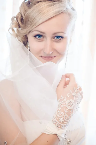 A noiva está a preparar-se. noiva bonita em vestido de noiva branco com penteado e maquiagem brilhante. Menina sexy feliz à espera de noivo. Senhora romântica em vestido de noiva tem preparação final para o casamento . — Fotografia de Stock