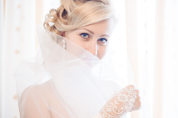 Невеста готовится. красивая невеста в белом свадебном платье с прической и ярким макияжем. Счастливая сексуальная девушка ждет жениха. Романтическая леди в свадебном платье готовятся к свадьбе
.