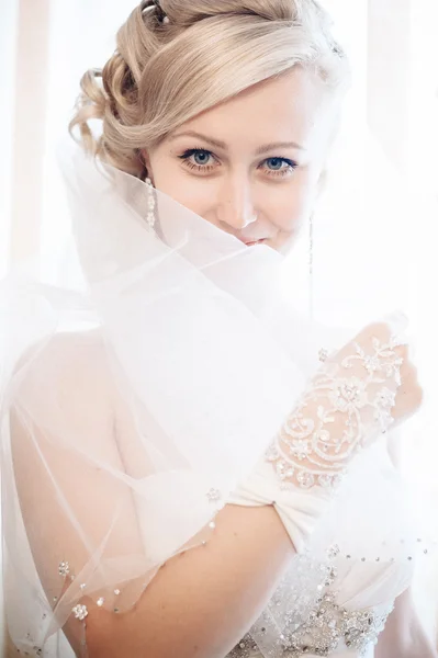 Bruden redo. vackra bruden i vit bröllop klänning med ljusa smink och frisyr. Glad sexig tjej väntar brudgummen. Romantiska dam i brudklänning har slutliga förberedelserna för bröllop. — Stockfoto