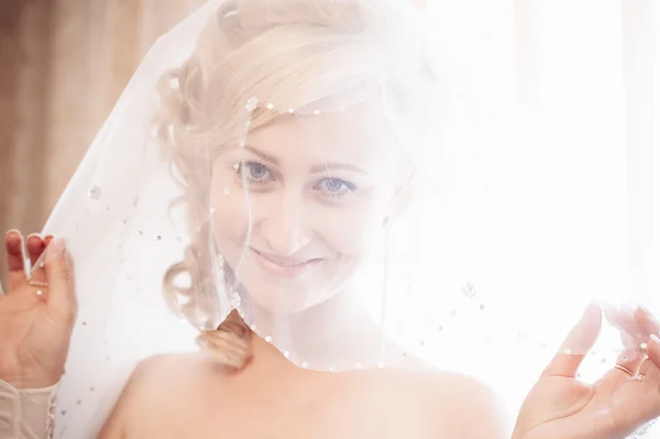 A noiva está a preparar-se. noiva bonita em vestido de noiva branco com penteado e maquiagem brilhante. Menina sexy feliz à espera de noivo. Senhora romântica em vestido de noiva tem preparação final para o casamento . — Fotografia de Stock