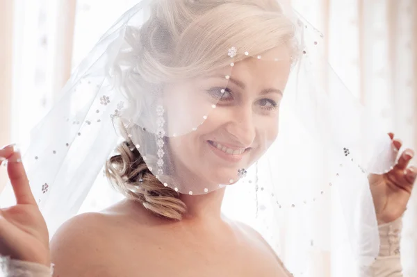 A noiva está a preparar-se. noiva bonita em vestido de noiva branco com penteado e maquiagem brilhante. Menina sexy feliz à espera de noivo. Senhora romântica em vestido de noiva tem preparação final para o casamento . — Fotografia de Stock