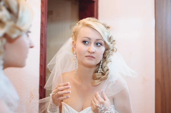 A noiva está a preparar-se. noiva bonita em vestido de noiva branco com penteado e maquiagem brilhante. Menina sexy feliz à espera de noivo. Senhora romântica em vestido de noiva tem preparação final para o casamento . — Fotografia de Stock