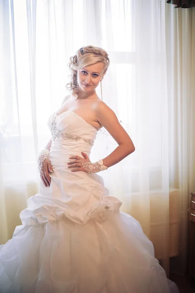 Bride getting ready. beautiful bride in white wedding dress with hairstyle and bright makeup. Happy sexy girl waiting for groom. Romantic lady in bridal dress have final preparation for wedding. — Stock Photo, Image