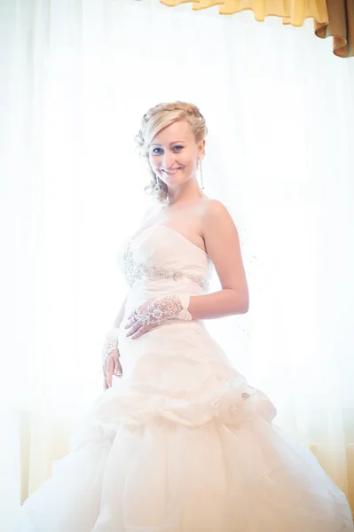 A noiva está a preparar-se. noiva bonita em vestido de noiva branco com penteado e maquiagem brilhante. Menina sexy feliz à espera de noivo. Senhora romântica em vestido de noiva tem preparação final para o casamento . — Fotografia de Stock