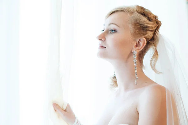 A noiva está a preparar-se. noiva bonita em vestido de noiva branco com penteado e maquiagem brilhante. Menina sexy feliz à espera de noivo. Senhora romântica em vestido de noiva tem preparação final para o casamento . — Fotografia de Stock