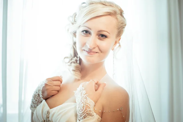 A noiva está a preparar-se. noiva bonita em vestido de noiva branco com penteado e maquiagem brilhante. Menina sexy feliz à espera de noivo. Senhora romântica em vestido de noiva tem preparação final para o casamento . — Fotografia de Stock