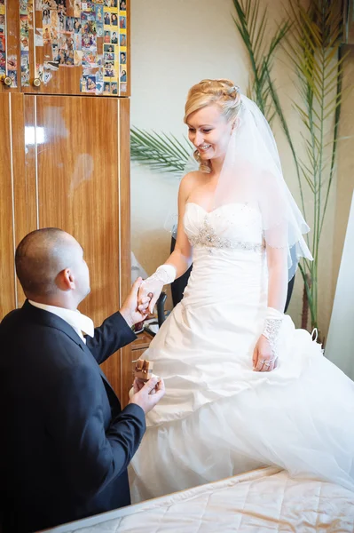 Felice giovane sposa e sposo il giorno del loro matrimonio. Coppia nuziale - nuova famiglia. abito da sposa. Bouquet da sposa di fiori — Foto Stock