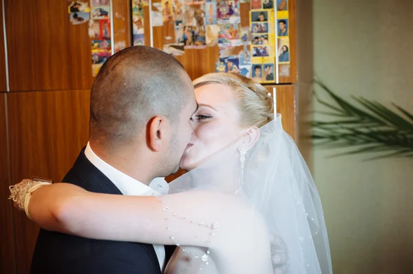 Glada unga bruden och brudgummen på deras bröllopsdag. Bröllopsparet - ny familj. bröllopsklänning. Bröllopssvit Bröllop bukett blommor — Stockfoto