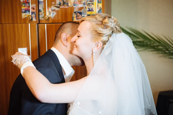 Felice giovane sposa e sposo il giorno del loro matrimonio. Coppia nuziale - nuova famiglia. abito da sposa. Bouquet da sposa di fiori — Foto Stock