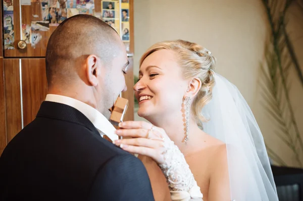 Glada unga bruden och brudgummen på deras bröllopsdag. Bröllopsparet - ny familj. bröllopsklänning. Bröllopssvit Bröllop bukett blommor — Stockfoto