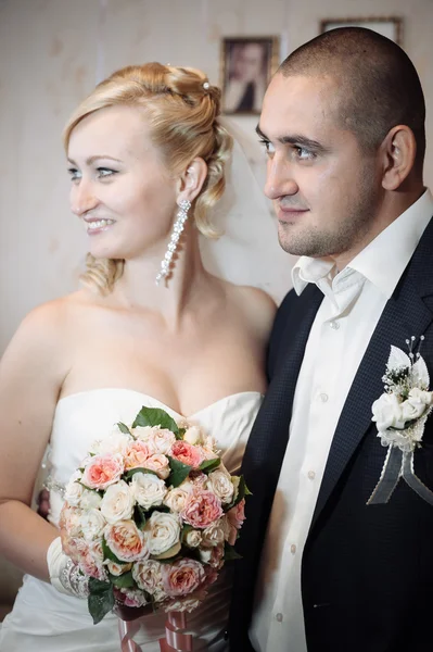 Felice giovane sposa e sposo il giorno del loro matrimonio. Coppia nuziale - nuova famiglia. abito da sposa. Bouquet da sposa di fiori — Foto Stock