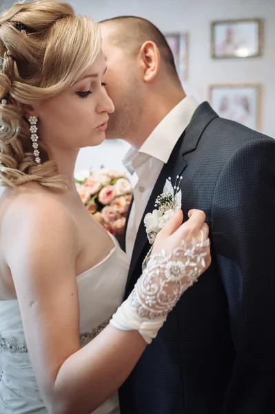 Glada unga bruden och brudgummen på deras bröllopsdag. Bröllopsparet - ny familj. bröllopsklänning. Bröllopssvit Bröllop bukett blommor — Stockfoto