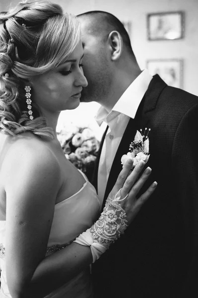 행복 한 젊은 신부 그리고 그들의 결혼 날에 신랑. 웨딩 커플-새로운 가족입니다. 웨딩 드레스입니다. 꽃의 신부의 웨딩 부케 — 스톡 사진
