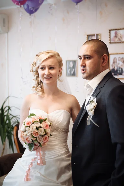 Glückliches junges Brautpaar an ihrem Hochzeitstag. Hochzeitspaar - neue Familie. Brautkleid. Brautstrauß aus Blumen — Stockfoto