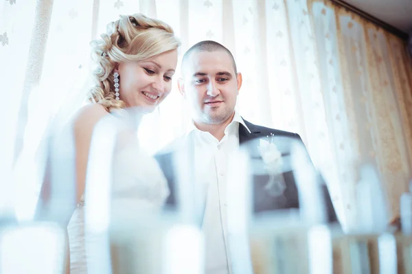 Šťastný mladý ženich a nevěsta na jejich svatební den. Svatební pár - nové rodiny. svatební šaty. Svatební Svatební kytice — Stock fotografie