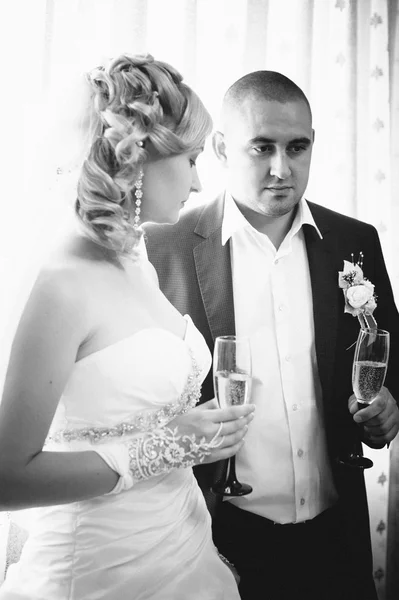 Feliz joven novia y novio en el día de su boda. Pareja de boda - nueva familia. vestido de novia. Ramo de flores de boda nupcial — Foto de Stock