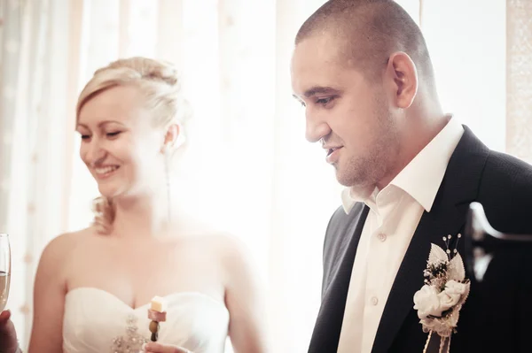 Happy young bride and groom on their wedding day. Wedding couple - new family. wedding dress. Bridal wedding bouquet of flowers — Stock Photo, Image