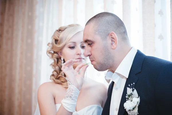 Noiva jovem feliz e noivo em seu dia do casamento. Casamento par - nova família. Vestido de noiva. Buquê de casamento nupcial de flores — Fotografia de Stock