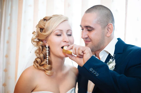 Glada unga bruden och brudgummen på deras bröllopsdag. Bröllopsparet - ny familj. bröllopsklänning. Bröllopssvit Bröllop bukett blommor — Stockfoto