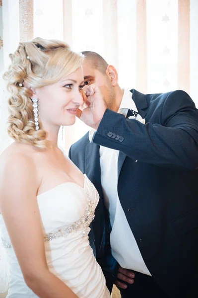 Felice giovane sposa e sposo il giorno del loro matrimonio. Coppia nuziale - nuova famiglia. abito da sposa. Bouquet da sposa di fiori — Foto Stock