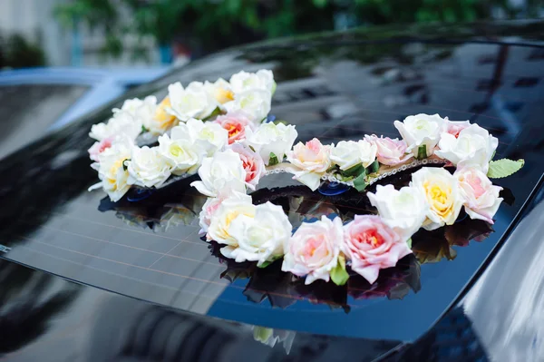 Casamento carro decoração flores buquê. carro decoração flores casamento — Fotografia de Stock