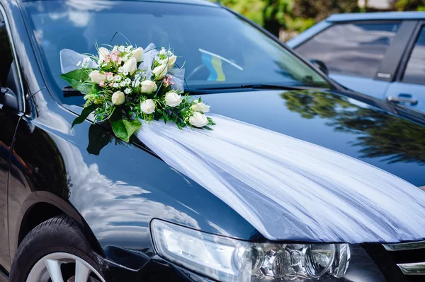 Svatební auto dekor květiny kytice. auto dekorace květiny svatební — Stock fotografie