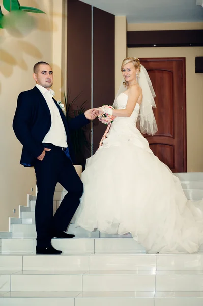 Feliz joven novia y novio en el día de su boda. Pareja de boda - nueva familia. vestido de novia. Ramo de flores de boda nupcial — Foto de Stock