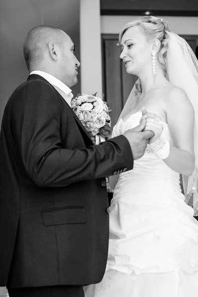 Feliz joven novia y novio en el día de su boda. Pareja de boda - nueva familia. vestido de novia. Ramo de flores de boda nupcial —  Fotos de Stock