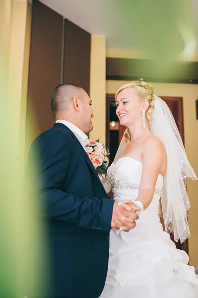 Felice giovane sposa e sposo il giorno del loro matrimonio. Coppia nuziale - nuova famiglia. abito da sposa. Bouquet da sposa di fiori — Foto Stock